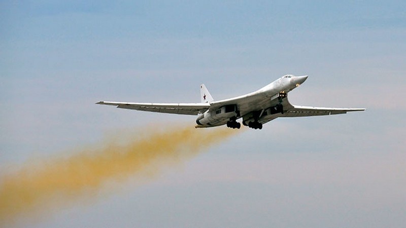 Сверхзвуковой стратегический бомбардировщик-ракетоносец Ту-160 «Белый лебедь».