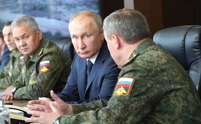 За действиями войск на полигоне Капустин Яр в Астраханской области наблюдал Верховный Главнокомандующий Вооружёнными силами Российской Федерации Владимир Путин.