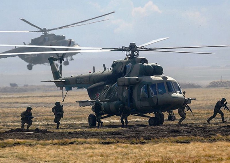 Штурмовики десантировались из вертолётов армейской авиации Ми-8.