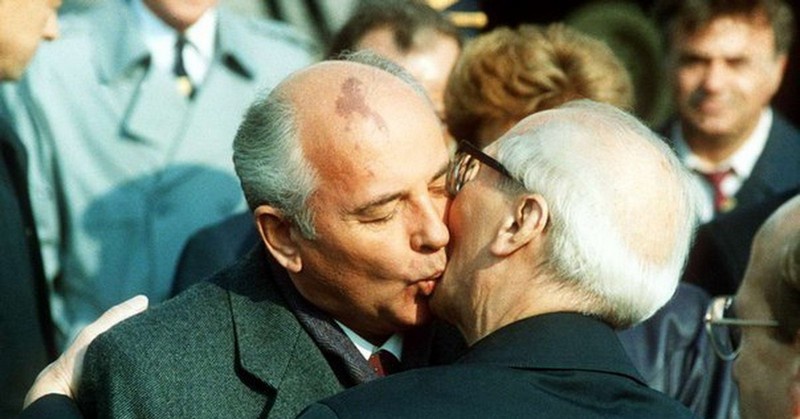 Поцелуем Михаил Горбачёв сдал и Эриха Хонеккера, и ГДР.