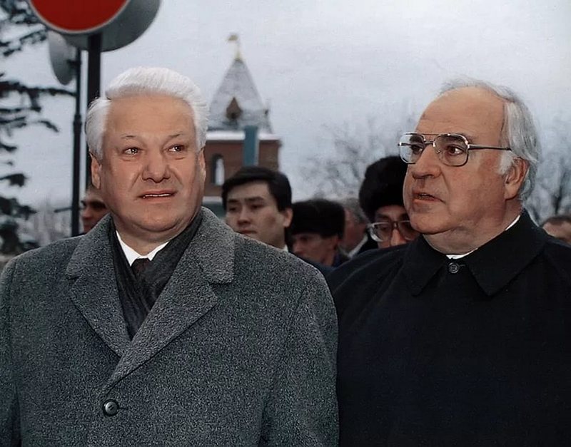То, что ему не принадлежало - российскую многомиллиардную недвижимость в Германии, -  Б.Ельцин отдал ни за грош канцлеру ФРГ Г. Колю.
