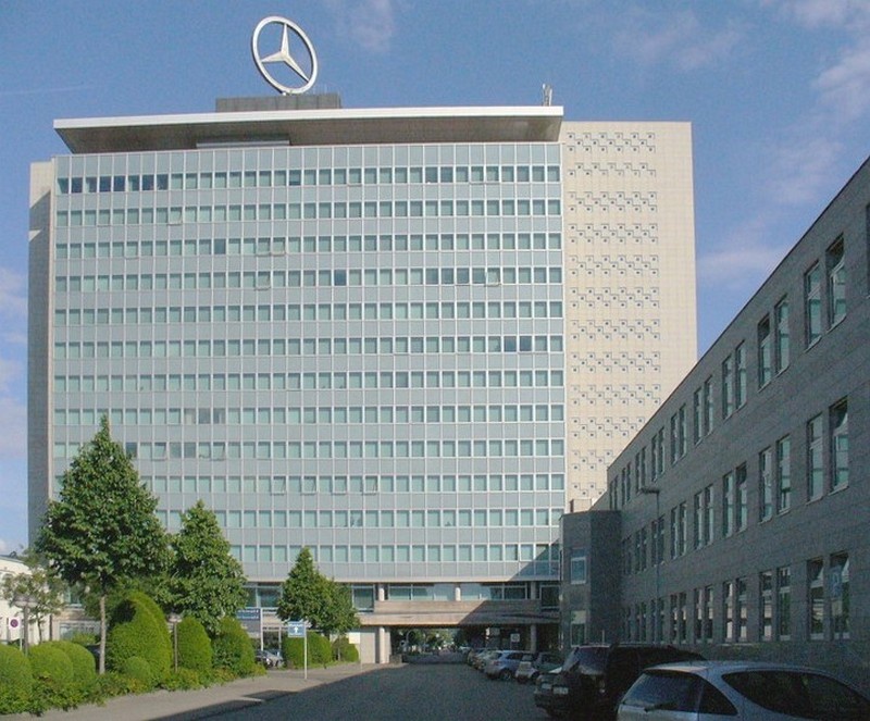 Штаб-квартира компании Daimler-Benz AG в Штутгарте-Унтертюркхайме. 1990 год.