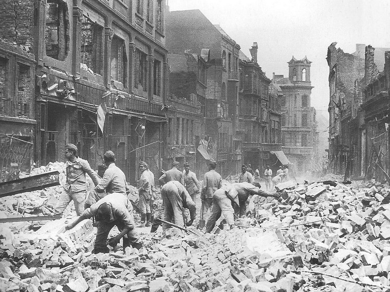 Всего за одну неделю бомбардировок Гамбурга с 25 июля по 3 августа 1943 года англо-американскими ВВС на этот немецкий город было сброшено около 9 тысяч тонн авиационных бомб.