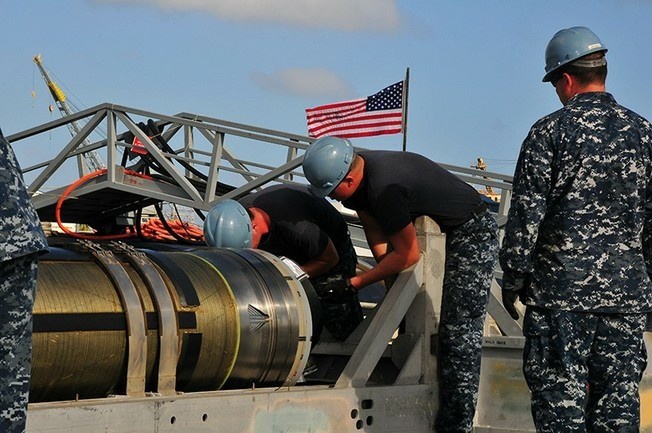 Загрузка наземной ударной ракеты «Томагавк» на военный корабль США «Мичиган».