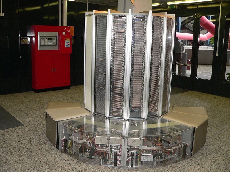 Суперкомпьютер Cray-1, спроектированный Сеймуром Крэем и созданный компанией Cray Research Inc. в 1976 году.