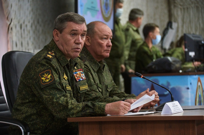 Начальник Генштаба Валерий Герасимов и командующий ЮВО Александр Дворников наблюдают за ходом учений.