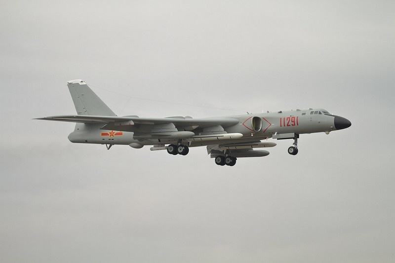Поступление на вооружение H-6K в комплектации с двухконтурными турбореактивными двигателями позволяет «дотянуться» до целей, которые ранее были недоступны для самолётов семейства Ту-16, отмечают в Пентагоне.