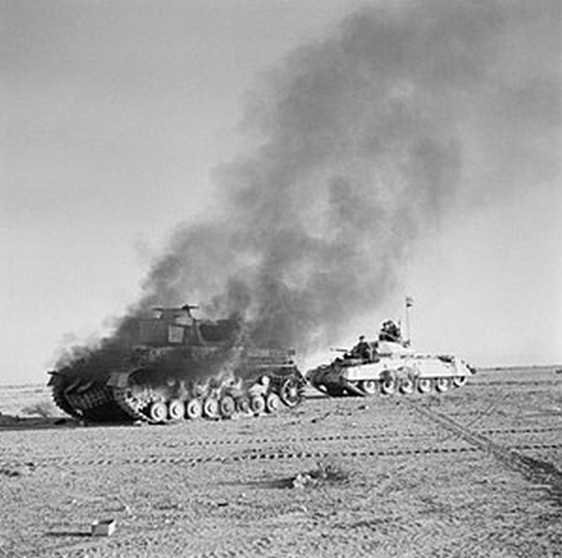 Танковое сражение между британцами и немцами в пустыне возле города Тобрук. 27 ноября 1941 года.