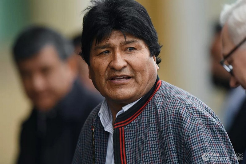 Местная оппозиция при поддержке контролируемой Соединёнными Штатами Организации американских государств и местных военных вынудила Моралеса покинуть Боливию.