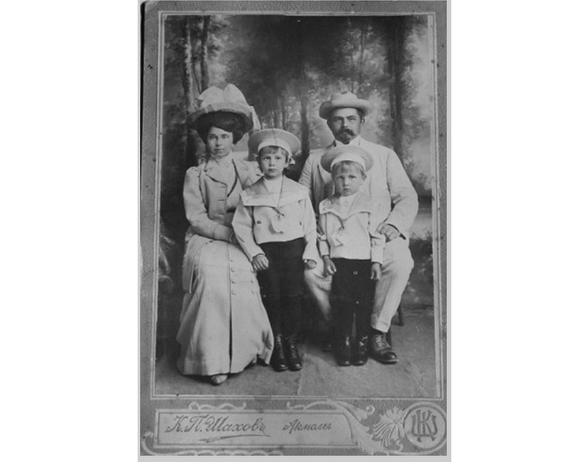 Александр Казанцев с родителями и братом.