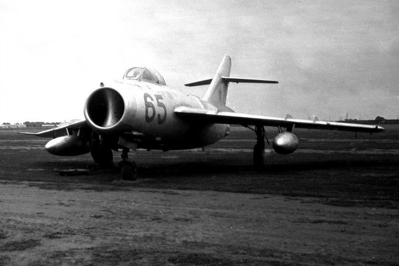 В воздух был поднят МиГ-19, управляемый капитаном Василием Поляковым.