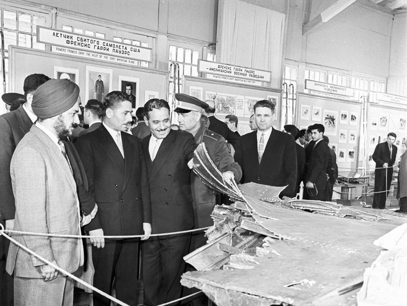 Военные атташе иностранных государств на выставке останков сбитого самолёта в ЦПКиО в мае 1960.