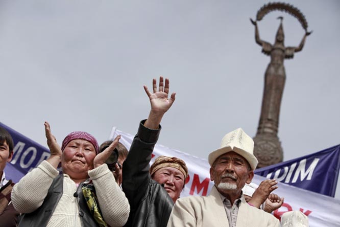 Незадолго до «революции» в Кыргызстане прошла серия массовых протестов против «китайского засилья в экономике» и «преследований Китаем этнических тюрков».