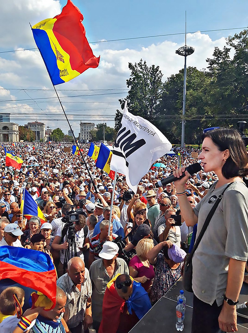 Прозападную кандидатшу в президенты Молдавии Майю Санду танцуют все те, кто её кормит.