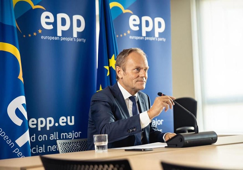 Экс-премьер Польши Дональд Туск, ныне возглавляющий транснациональную «Европейскую народную партию», проявил себя координатором будущих антидодоновских «мирных протестов».