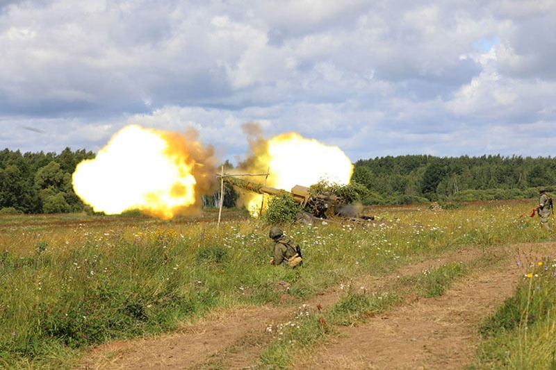 Артиллеристы войскового объединения ведут огонь из крупнокалиберных пушек «Гиацинт».