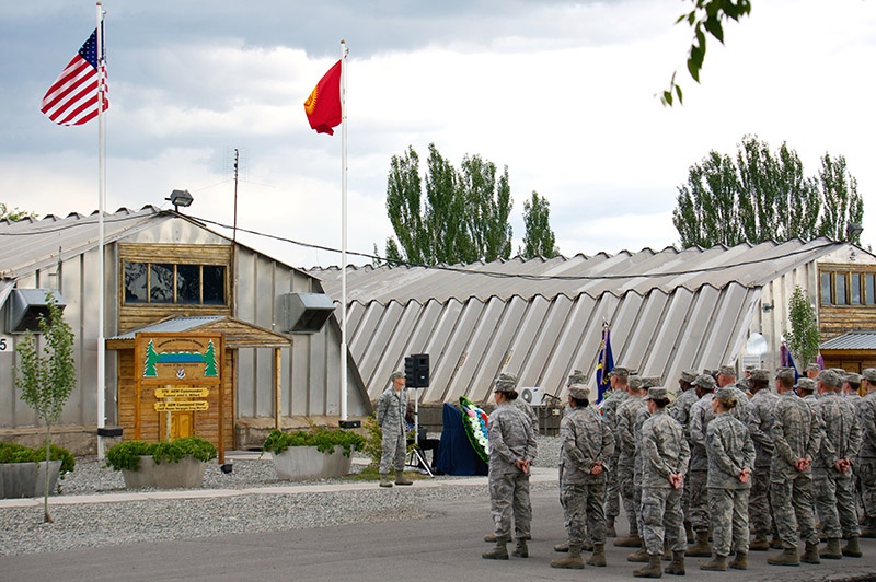 Власти Киргизии закрыли американскую военную базу в Манасе в 2014 году.