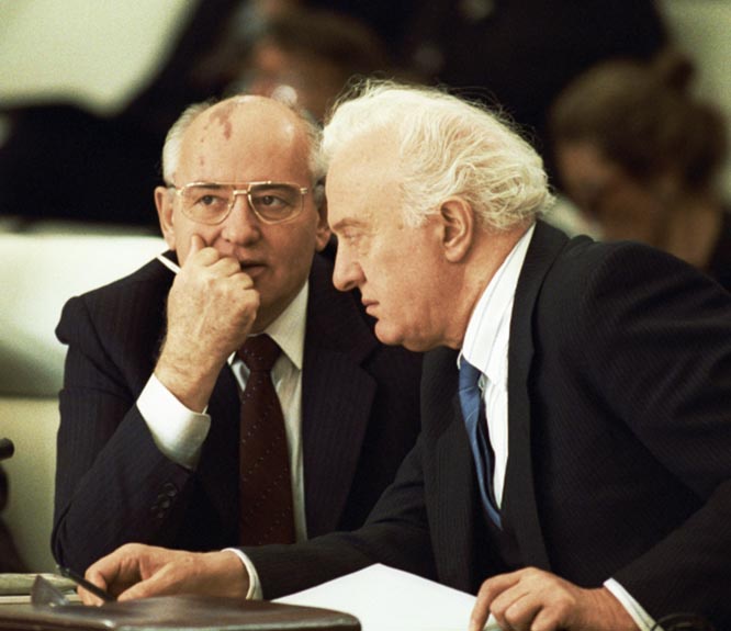 Президент СССР Михаил Горбачёв и министр иностранных дел СССР Эдуард Шеварднадзе без предварительной компетентной проработки вопроса, не советуясь с военными специалистами согласились уничтожить «Оку».
