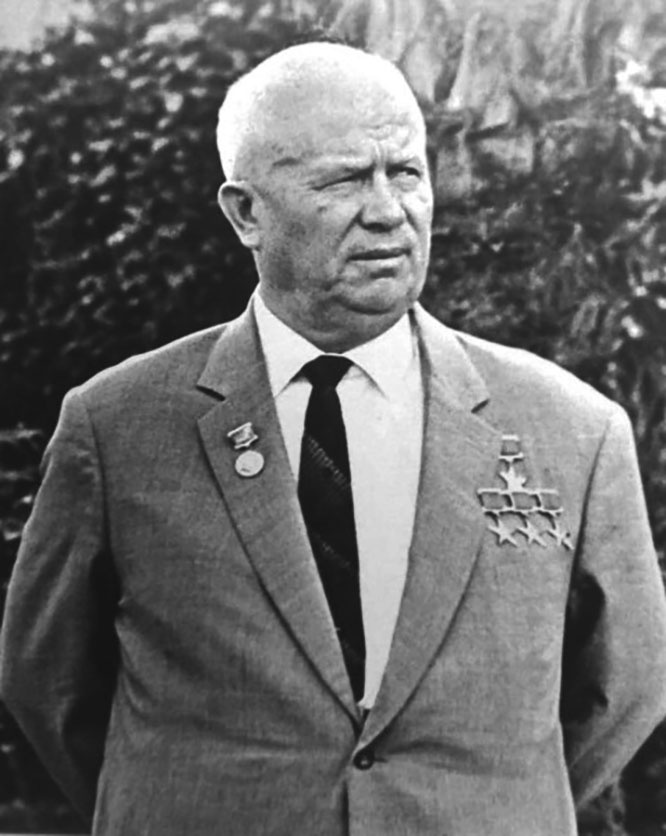Хрущёв внимательно слушал, что говорил Большаков.