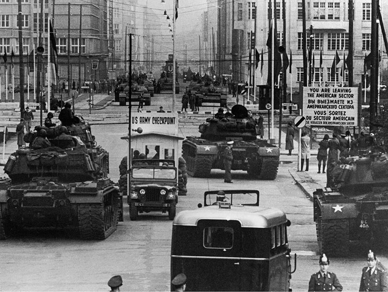 Танковое противостояние в Берлине.