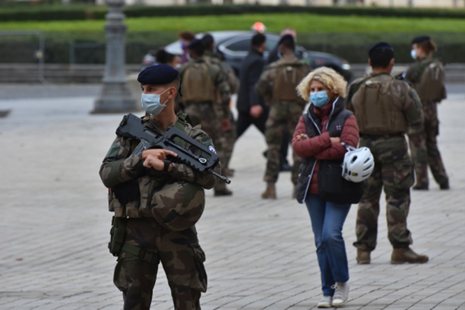 Французской военизированной полиции впервые за последние полвека выдали боевое оружие и боеприпасы.