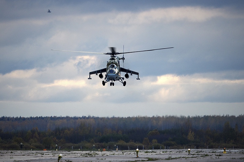 На аэродроме отдельного вертолётного полка Ленинградской армии военно-воздушных сил и противовоздушной обороны Западного военного округа прошли учебно-тренировочные полёты с участием молодых лётчиков.