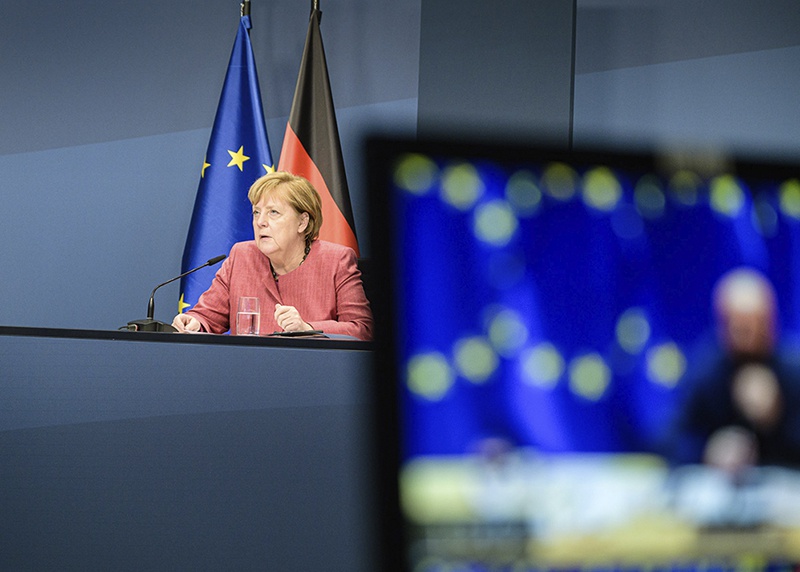 Меркель и её окружение констатируют, что Германия серьёзно дестабилизирована бесконтрольным потоком мигрантов.