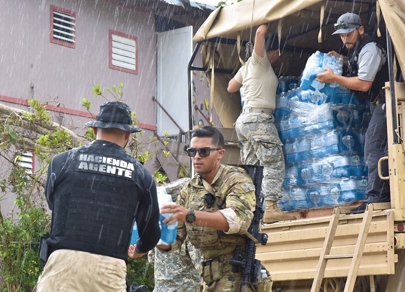 Доставка воды пострадавшим от урагана «Мария».