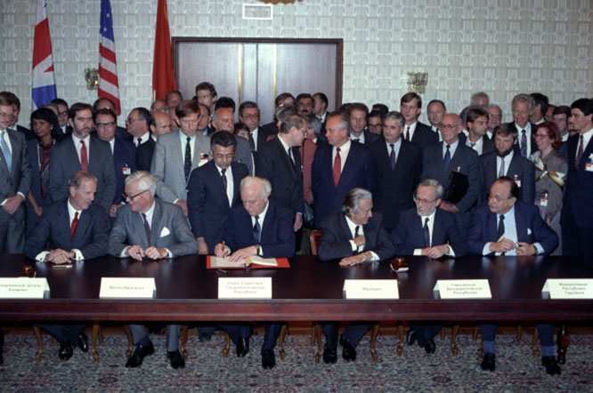 При подписание Договора об окончательном урегулировании в отношении Германии Михаилу Горбачёву обещали не продвигать НАТО к границам России.