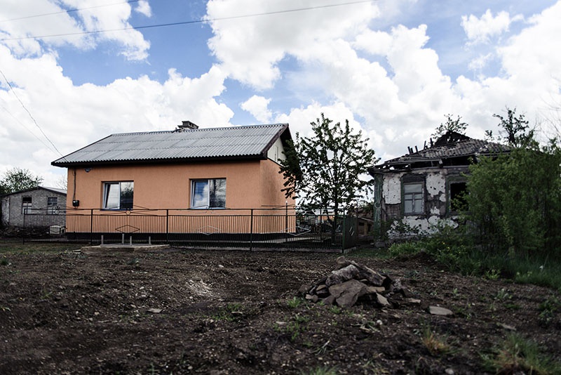 Красный Крест отстроил несколько домов взамен 256 полностью разрушенных.
