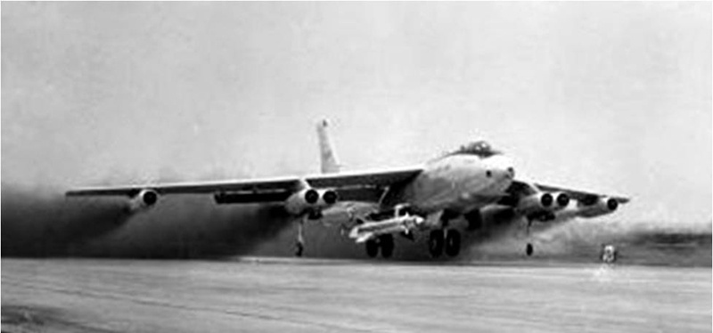 Бомбардировщик Boeing B-47 Stratojet на взлёте с ракетой Bold Orion на борту.