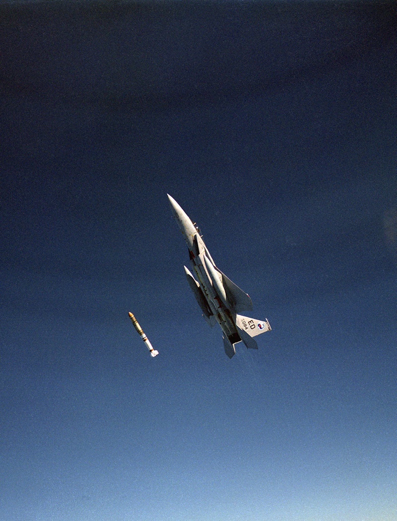 F-15 Eagle запускает противоспутниковую ракету ASM-135 ASAT во время испытания 13 сентября 1985 года на Тихоокеанском ракетном полигоне.