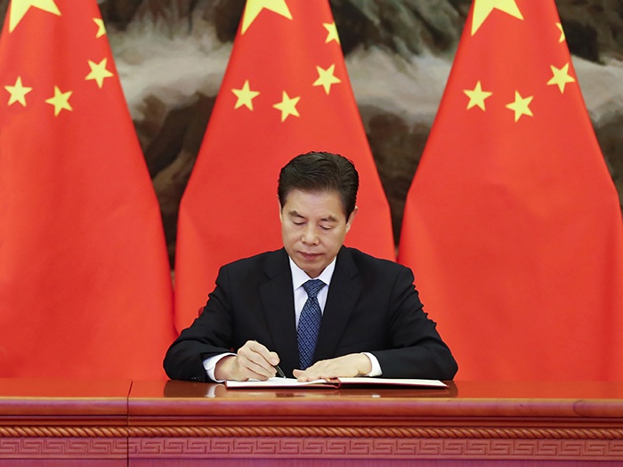 Министр торговли Чжун Шань подписал ВРЭП от имени правительства Китая.
