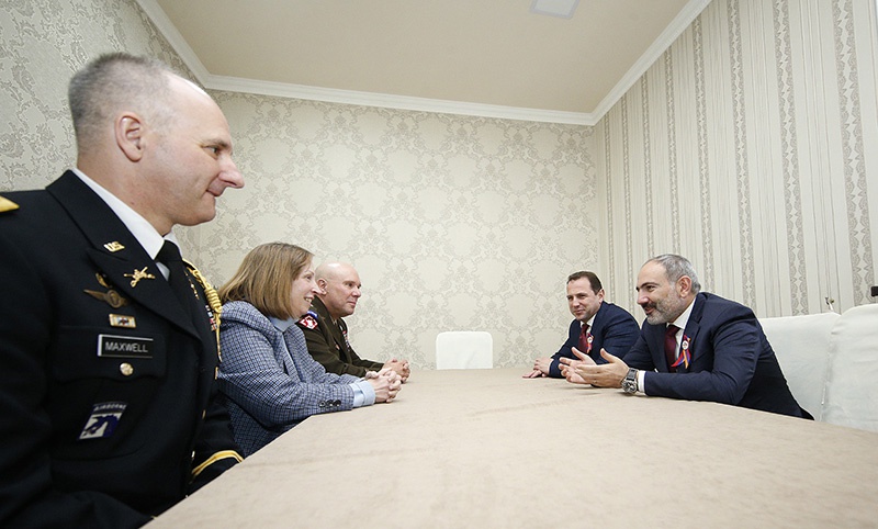 Посол США в Армении Линн Трейси и генерал-майор Ли Тафанелли на встрече с премьер-министром Николом Пашиняном.