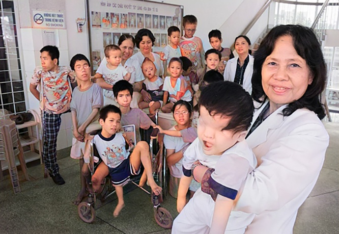 Вьетнамские дети-инвалиды, жертвы агента «оранж».