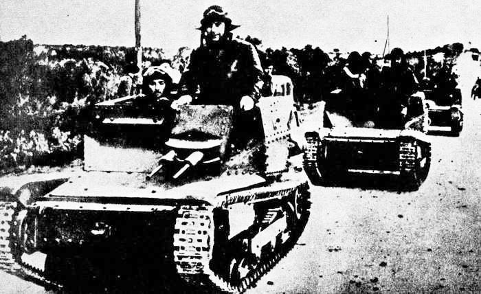 Колонна танков «Ансальдо» CV-35 на марше.