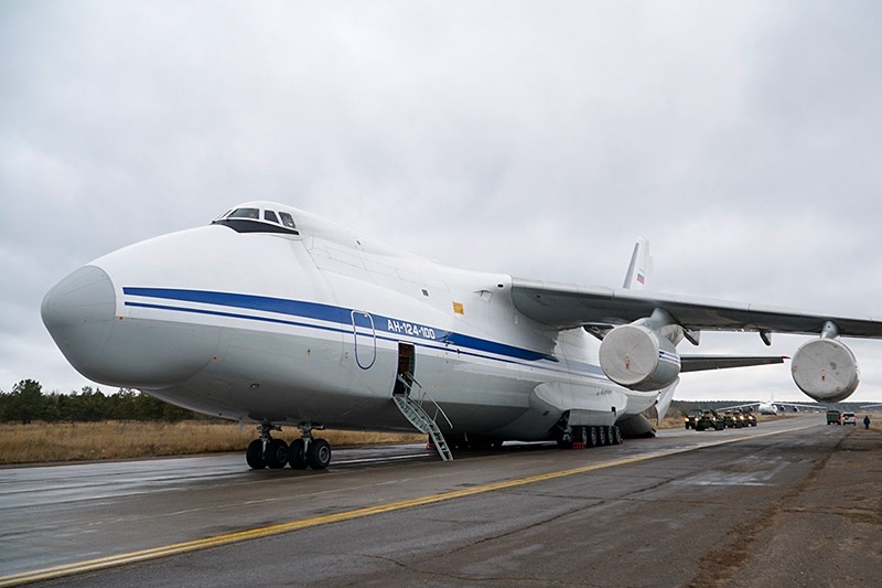 Самолёт Ан-124 «Руслан» ВТА России доставил на аэродром Еревана бронетехнику и личный состав подразделений 15-й миротворческой бригады.