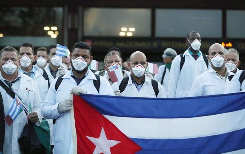 Кубинские врачи и медсёстры в составе 28 бригад борются с пандемией коронавируса в 24 странах.
