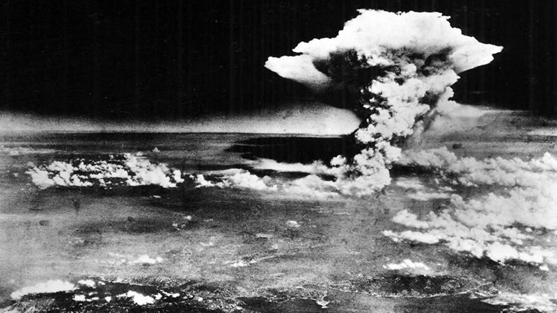 Соединённые Штаты первыми в мире применили ядерное оружие против мирных японских городов Хиросима и Нагасаки в 1945 году.