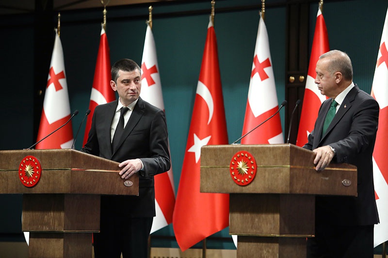 Премьер-министр Грузии Георгий Гахария и президент Турецкой Республики Реджеп Эрдоган. Турция укрепляет политические и экономические связи с северным соседом.