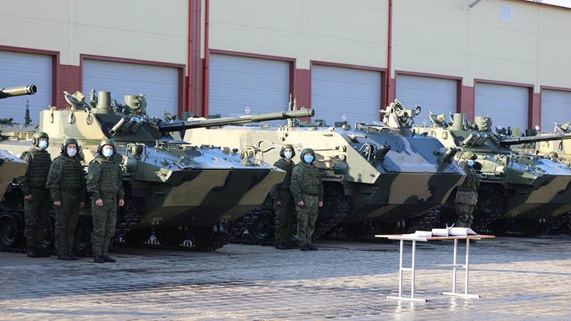 На вооружение десантников в Новороссийске поступили около 40 единиц новейшей боевой техники - БМД-4М и БТР-МДМ «Ракушка».