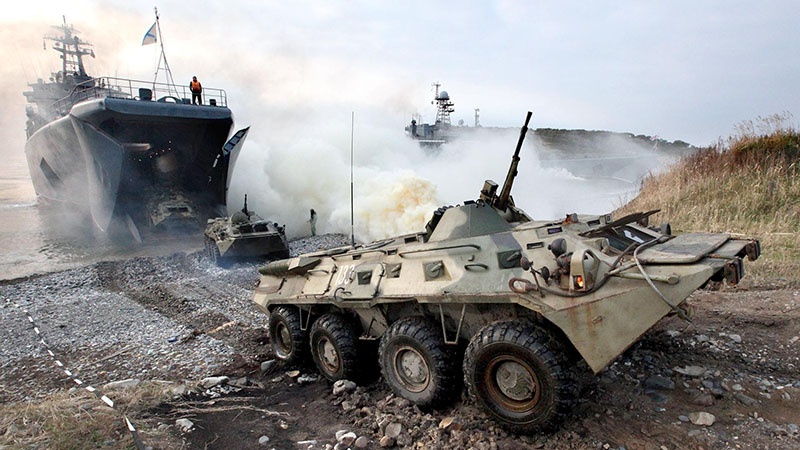 Отработка действий по организации погрузки и выгрузки боевых машин и танков на БДК проводится регулярно.