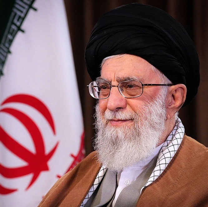 Верховный правитель Ирана Али Хаменеи пообещал скорую месть всем виновным в убийстве учёного.