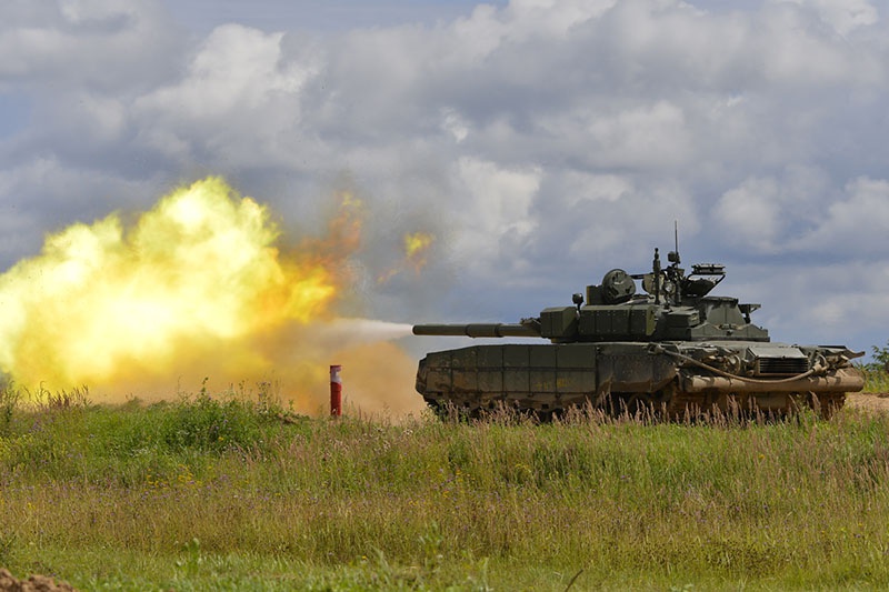 Т-80БВМ выполняет стрельбу по мишеням в полигонных условиях.