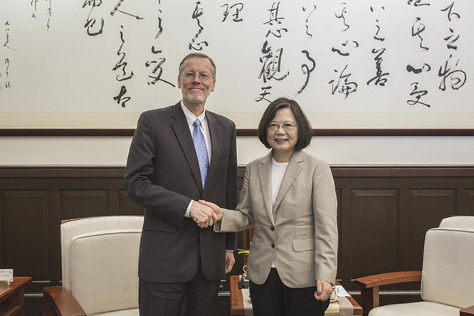 Президент Китайской Республики Цай Инвэнь и посол США на Тайване Брент Кристенсен.