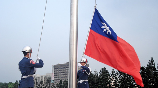 У Тайваня есть свой флаг, валюта и некоторые другие государственные атрибуты, при этом у него нет официального статуса суверенной страны.