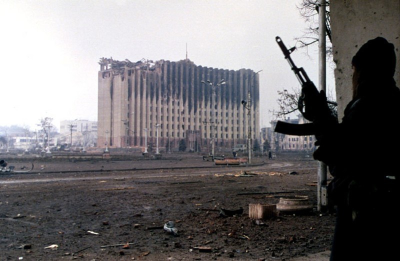 Полуразрушенный президентский дворец в Грозном, январь 1995 г.