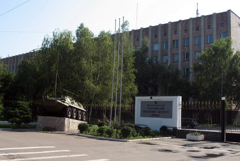 Дмитрий Полковников закончил Полтавское высшее военное командное училище связи.