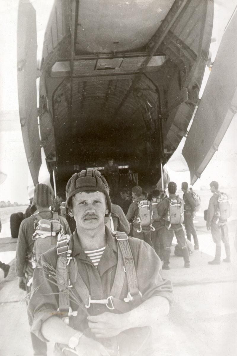 Старший лейтенант Вячеслав Бочаров перед посадкой в самолет.