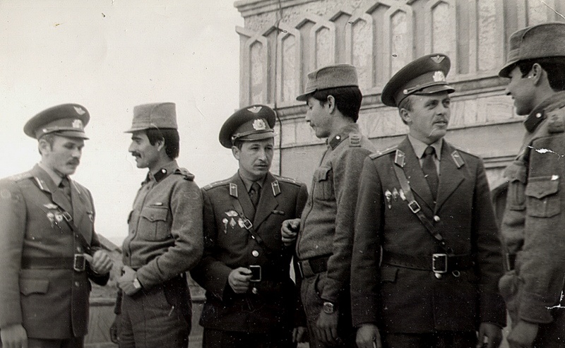 Встреча советских и афганских офицеров. Первый слева Вячеслав Бочаров.